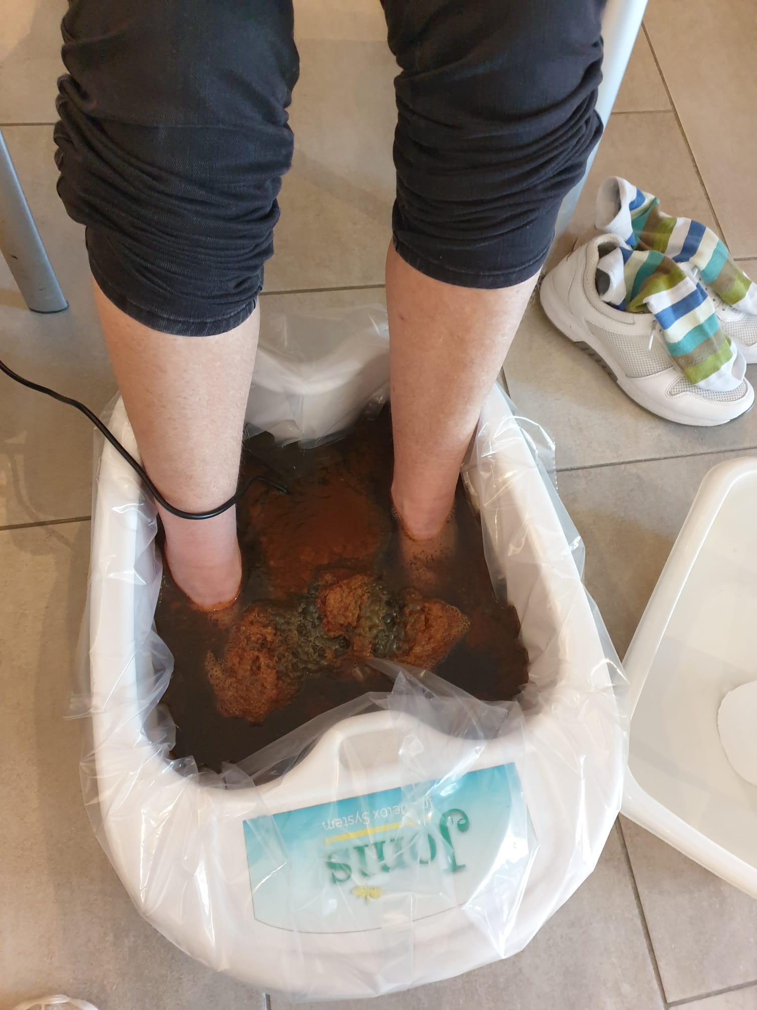 Detox-Fussbad nach der Anwendung mit deutlich veraendertem Wasser