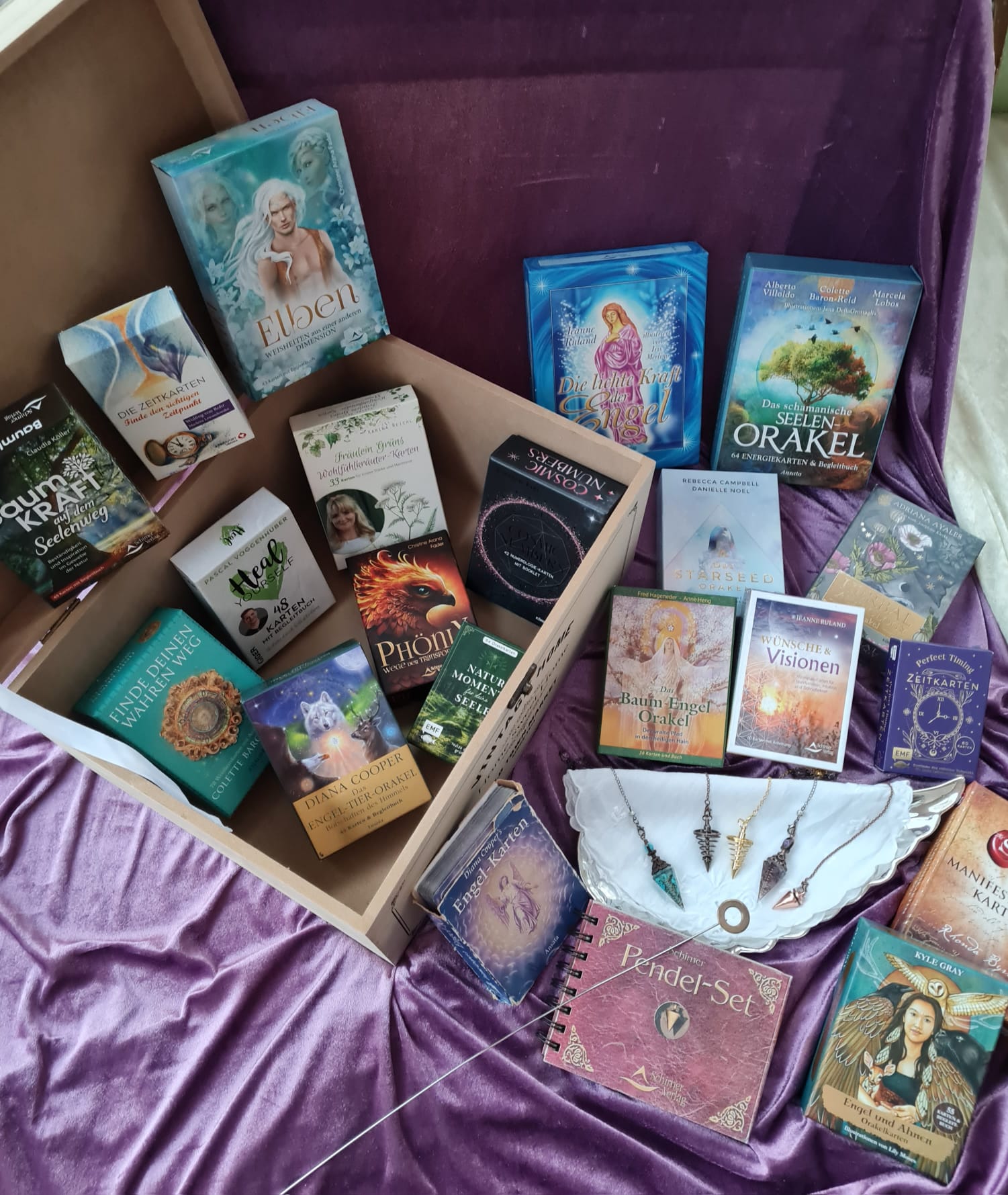 Zusammenspiel aus Karten, Pendel und spirituellen Werkzeugen